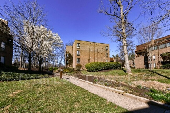 Building Photo - 11220 Chestnut Grove Square