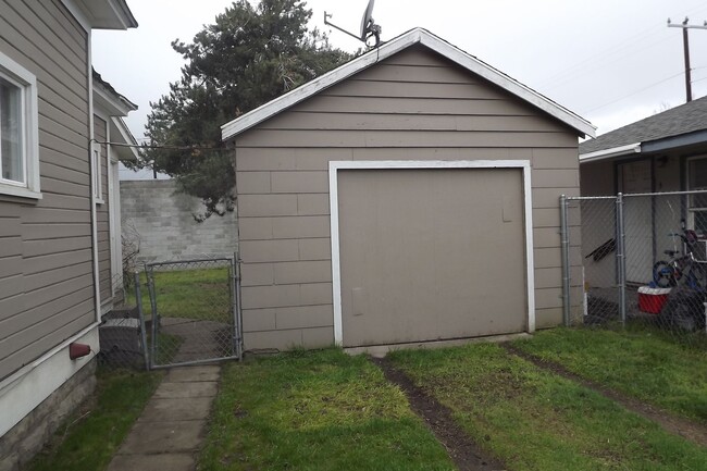 Primary Photo - 2 bedroom, 2 bathroom house.