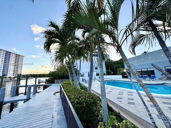 Building Photo - 336 Poinciana Island Dr