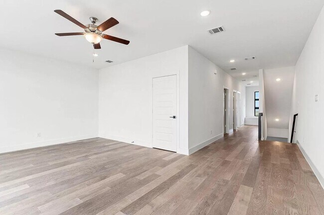 Building Photo - 702 Resort Dr
