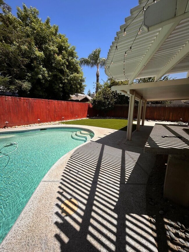 Building Photo - Beautiful Home for rent in Visalia!