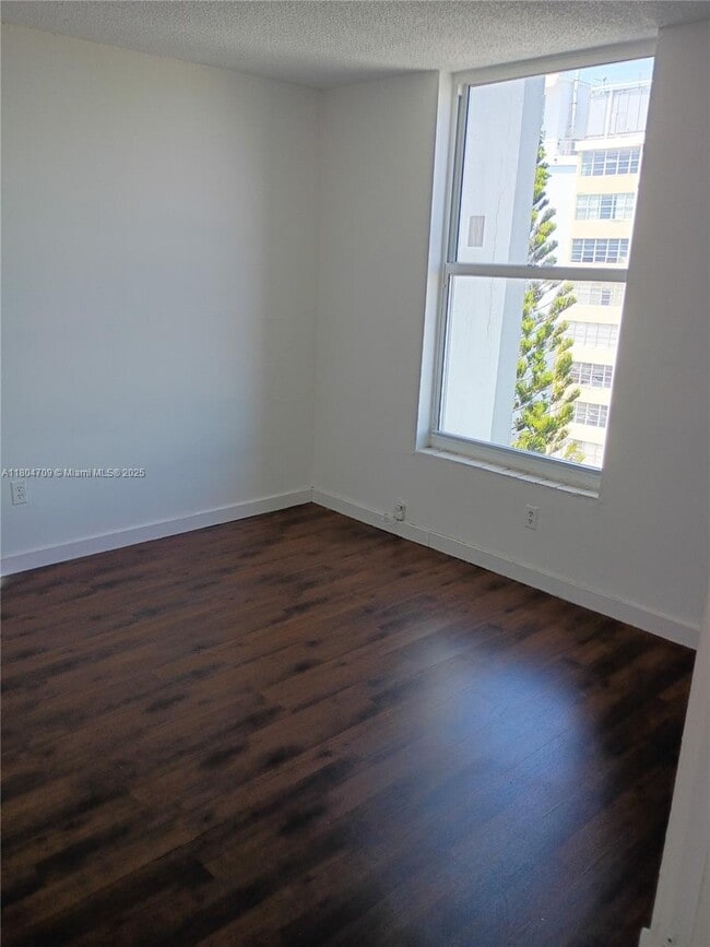Building Photo - 2075 NE 164th St