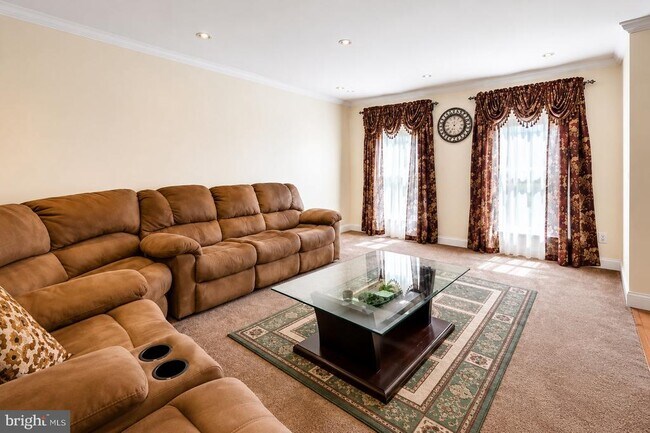 Building Photo - 44 Brambling Ln