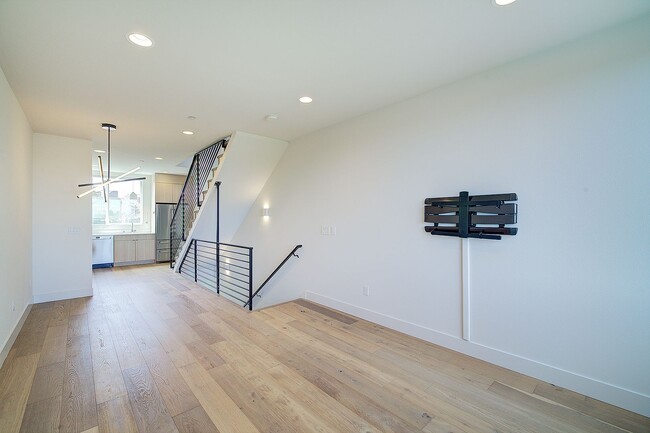 Building Photo - 3Bd/1.5Ba Seattle Townhouse