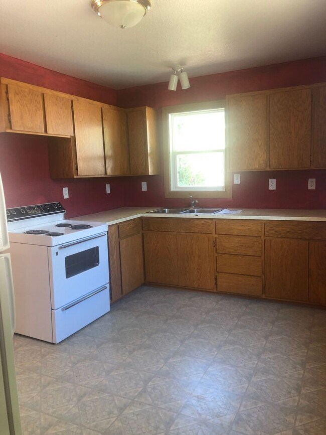 Building Photo - Spacious| Pet Friendly| Garage