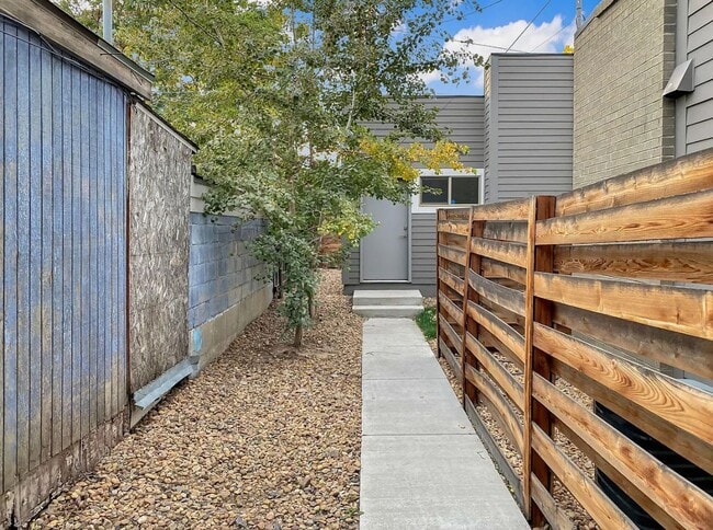 Building Photo - Modern 4BD, 3BA LoHi Townhome with Rooftop Deck