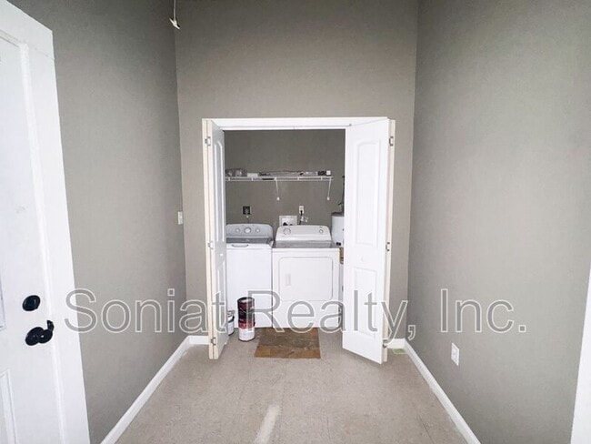 Building Photo - 2433 St Anthony St