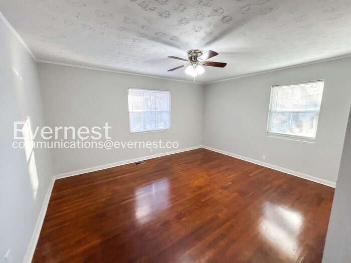 Building Photo - 76 Schell Rd SE