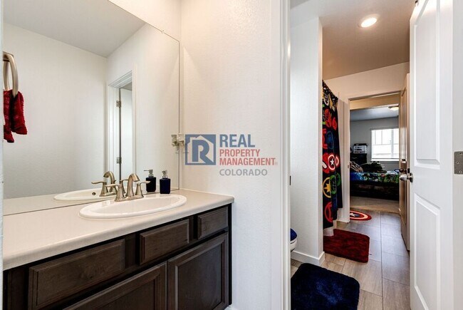 Building Photo - 960 S De Gaulle Ct