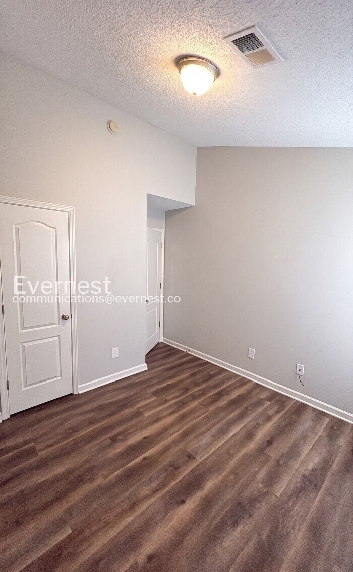 Building Photo - 8631 Thomas Ln