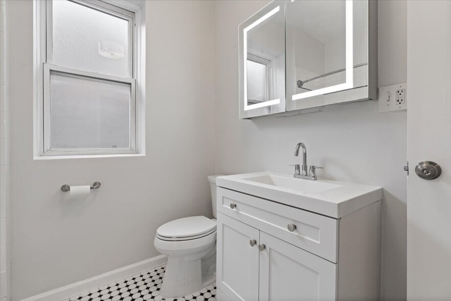 Building Photo - 2338 N Avers Ave