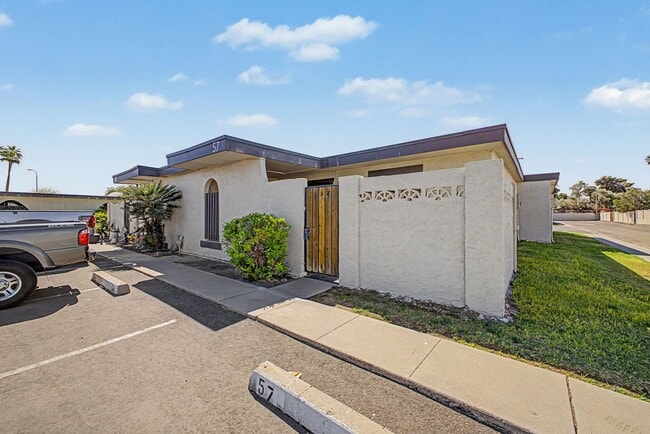 Building Photo - Charming Townhouse