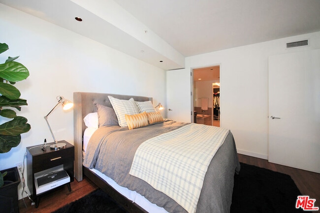 Building Photo - 6250 Hollywood Blvd