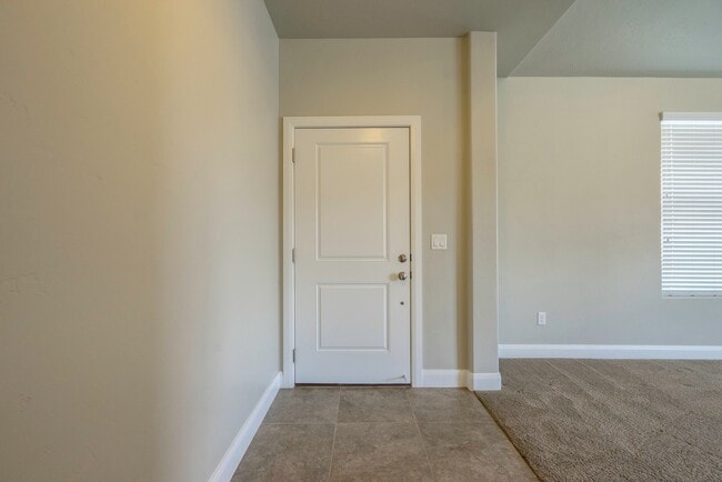 Building Photo - 3 Bedroom Townhome in Hidden Valley with C...