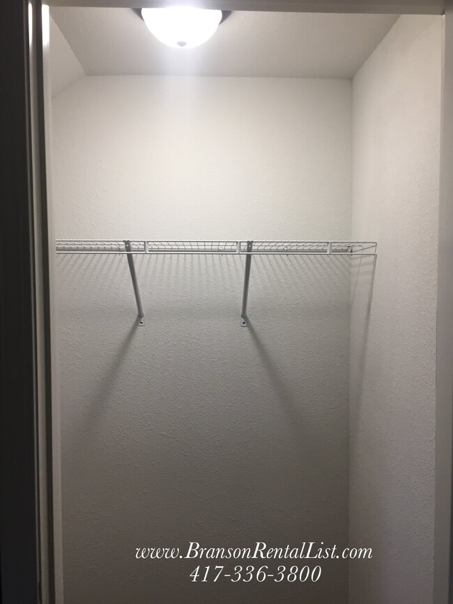 Building Photo - Large 5 Bedroom with lawn care and a commu...