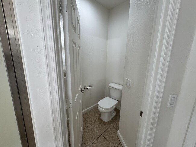 Building Photo - Gilbert Four Bedroom