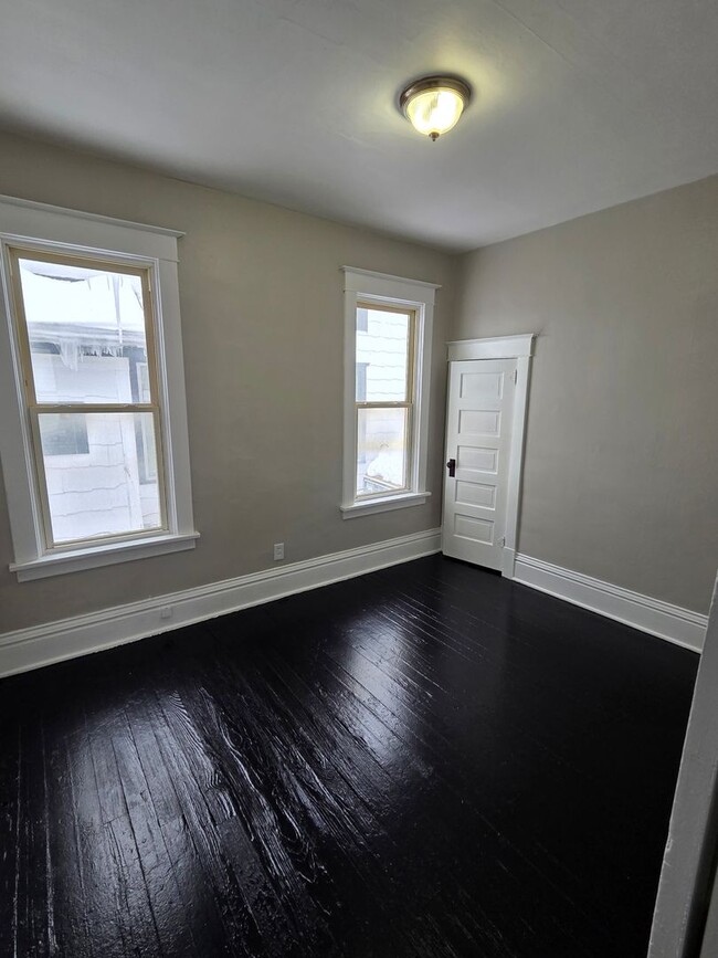 Building Photo - 2 bedroom, 1 bath house