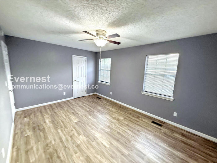 Building Photo - 2225 Cheshire Dr