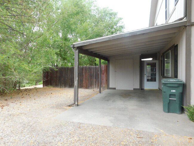 Building Photo - 402 Dressell Dr