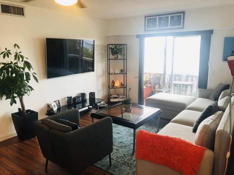 Building Photo - 7620 Carlyle Ave