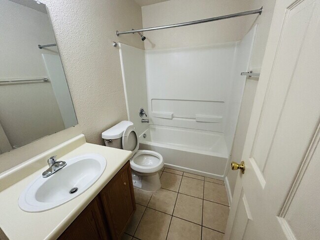 Building Photo - Gorgeous 3 Bed/2 Bath Duplex in North East SA