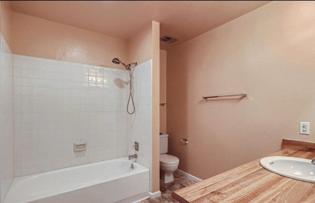 Building Photo - Wonderful Condo In Desirable Lakewood Comm...