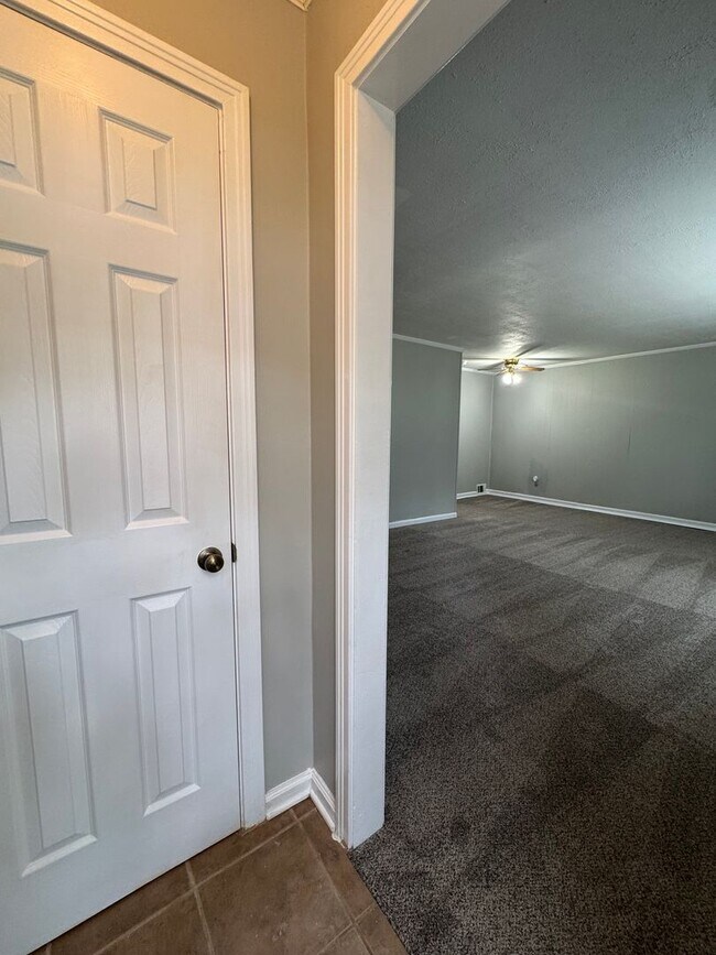 Building Photo - Move in Ready Prairie Village Ranch + Fenc...