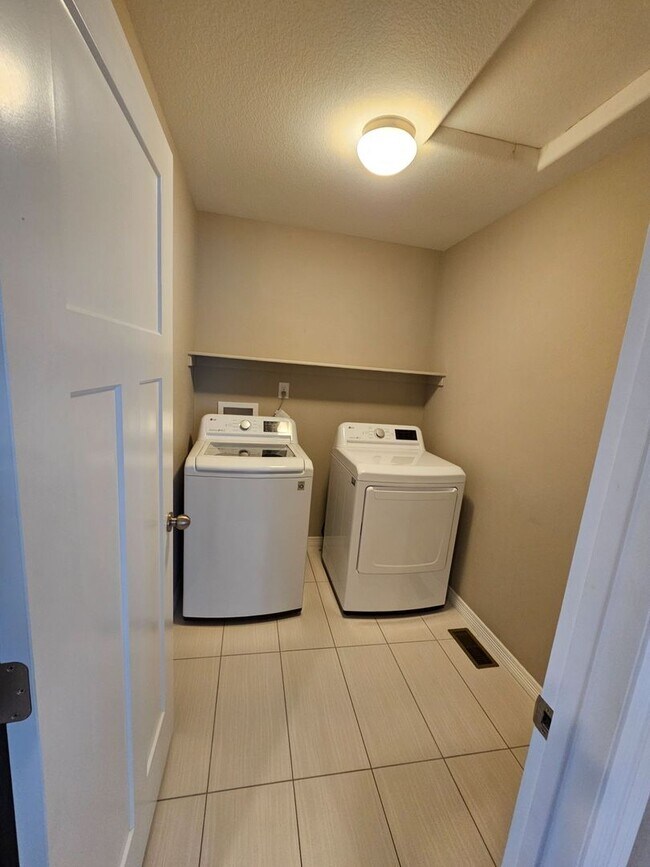 Building Photo - Beautiful 5 Bedroom, 3.5 Bath, 4 Car Garag...