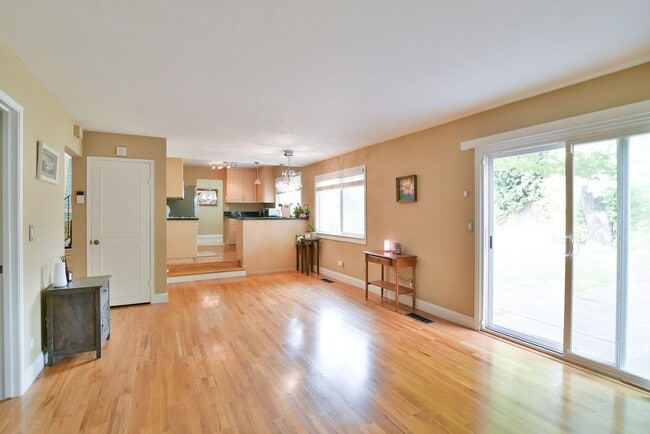 Building Photo - Beautiful 3 Bedroom + Office 2.5 Bath Home...