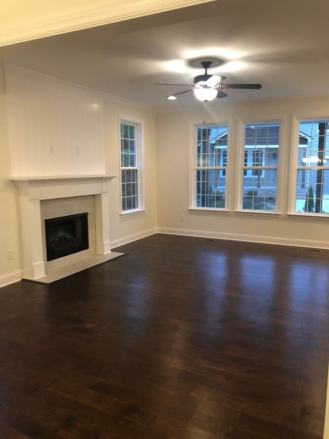 Building Photo - 3 Bedrooms + 2.5 Bath Renatal in East Brainerd