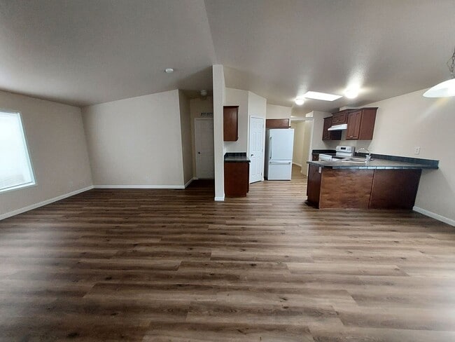 Building Photo - Available Now 3 bedroom, 2bath!!