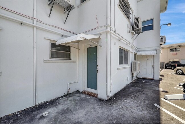 Building Photo - 161 NE 10th Ave