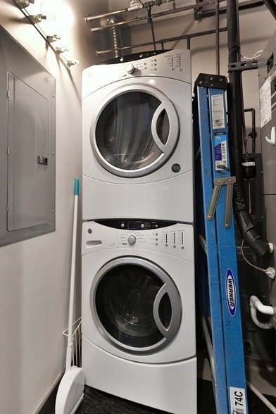 Building Photo - 1502 Jones St