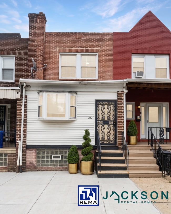 Building Photo - 1142 E Woodlawn St