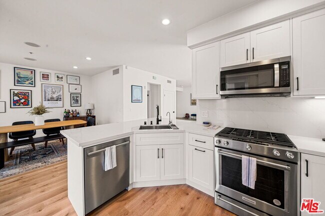 Building Photo - 6020 S Seabluff Dr