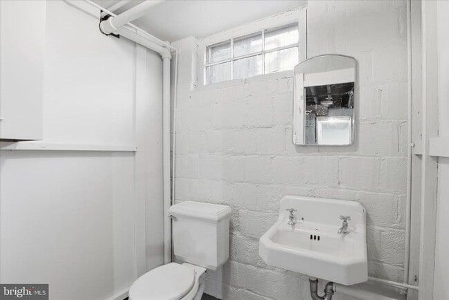 Building Photo - 904 N Ivy St