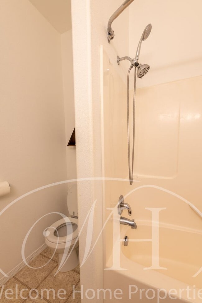 Building Photo - Beautiful 3 Bedroom Home With Fenced Backy...