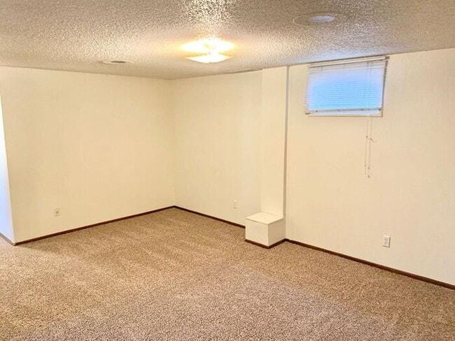 Building Photo - Spacious 3 Bedroom 2 Bath Ranch Style Home...