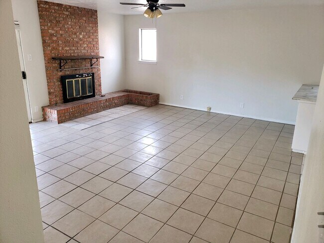 Building Photo - Spacious three-bedroom home for rent!