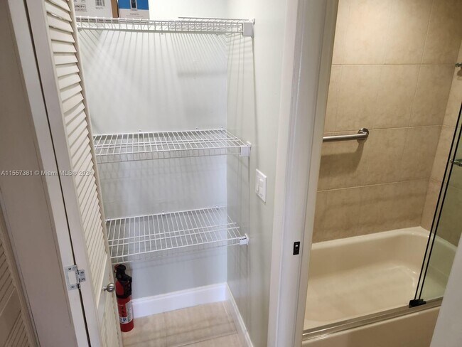 Building Photo - 995 SW 84th Ave