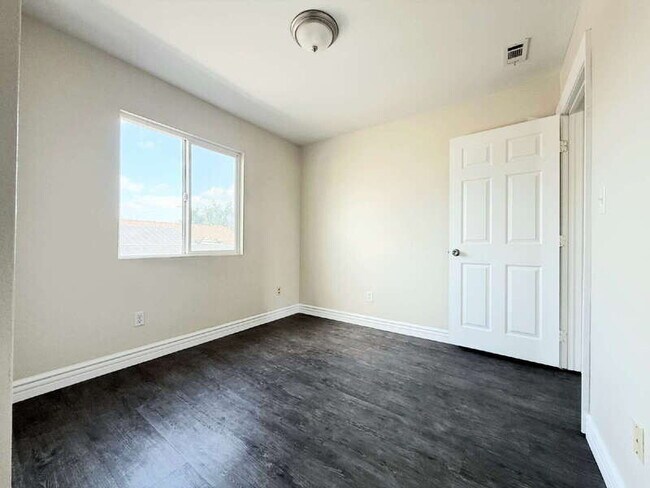 Building Photo - 846 W 55th St