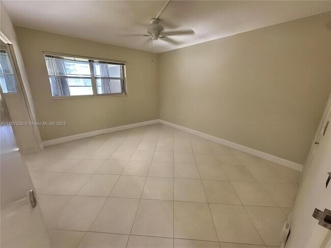 Building Photo - 445 Saxony Way