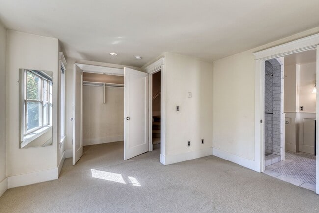 Building Photo - Capitol Hill Townhouse