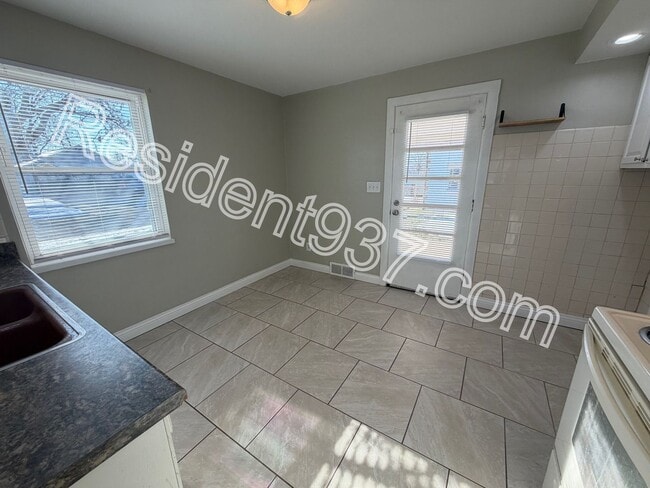 Building Photo - 2 Bed 1 bath with 500 SQ FT DETACHED GARAGE/WORKSHOP