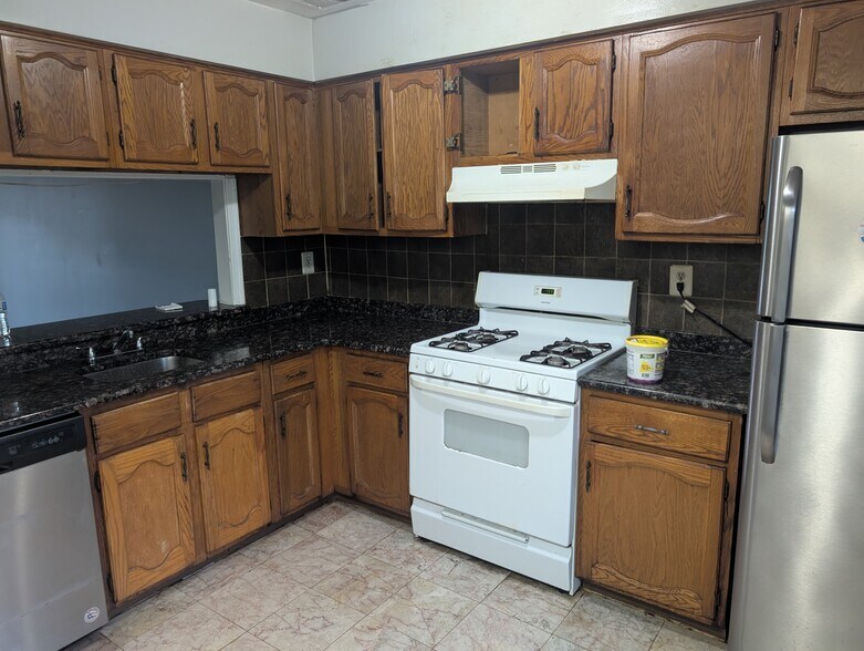 Kitchen - 2104 Woodbridge Commons Way