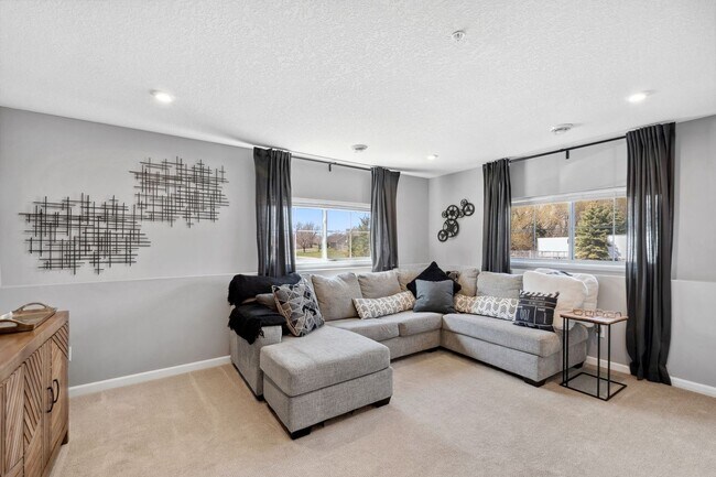 Building Photo - Rare End Unit 3Bed 3Bath Townhome in Rogers