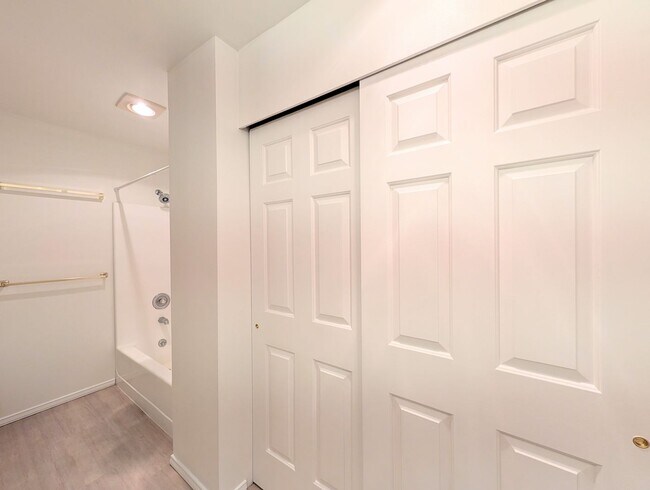 Building Photo - 2Bd/2Ba Seattle Condo