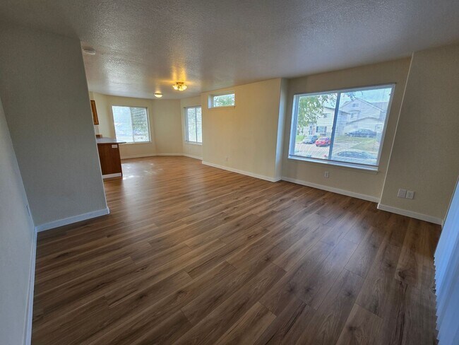 Building Photo - 810 N Siony