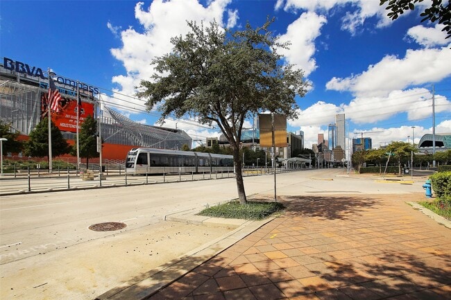 Building Photo - 405 N Nagle St