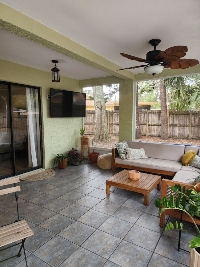 Building Photo - Pool home in Historic Tarpon Springs
